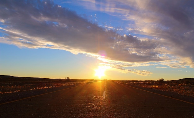 Sonnenuntergang Himmel und Straße in der Wüste