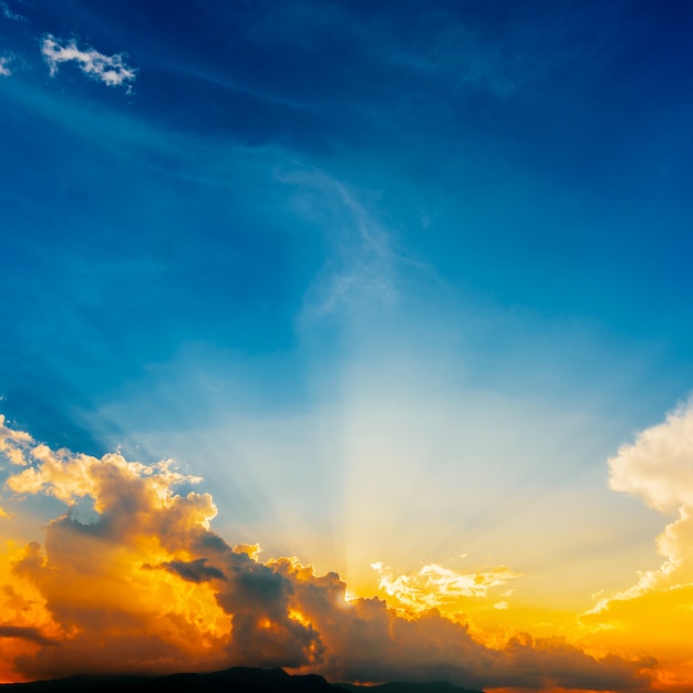 Sonnenuntergang Himmel und Wolken mit Sonnenstrahlen