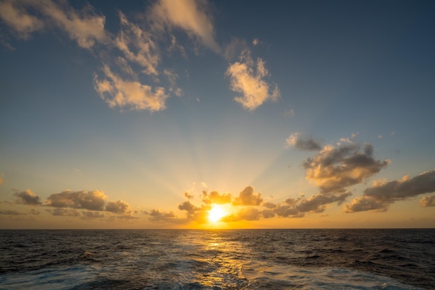 Sonnenuntergang hinter einem Kreuzfahrtschiff auf See