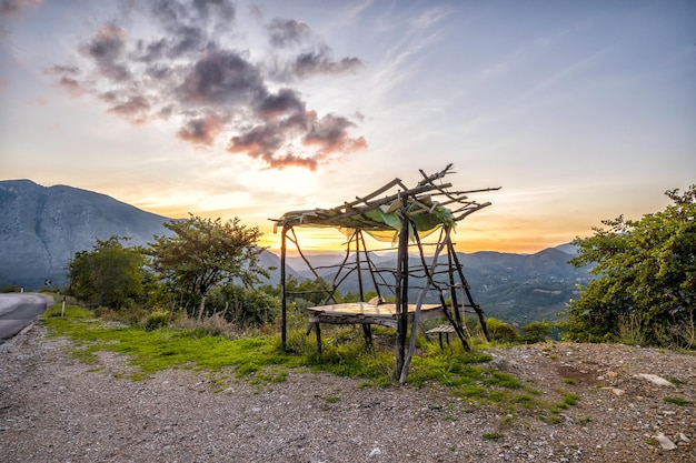 Sonnenuntergang im albanischen Berg nahe der Stadt Gjirokastra