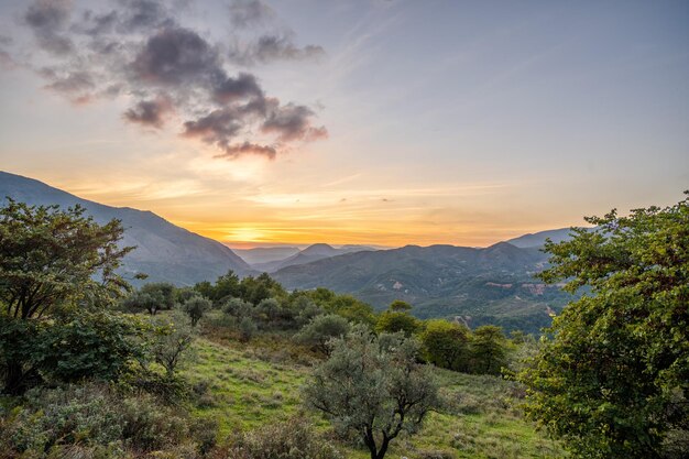 Sonnenuntergang im albanischen Berg nahe der Stadt Gjirokastra