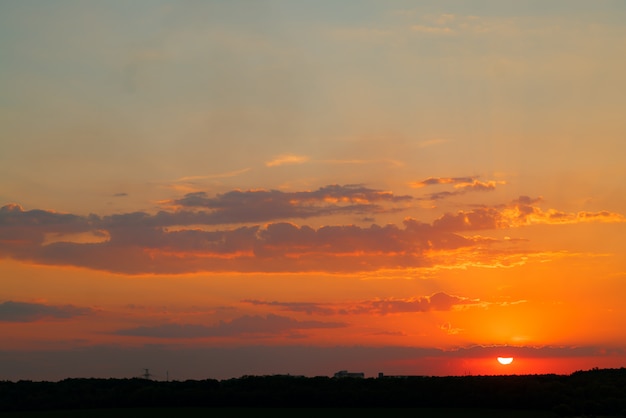 Sonnenuntergang im countyside von rosa Wolken im Sommer. Wunderbare Landschaft