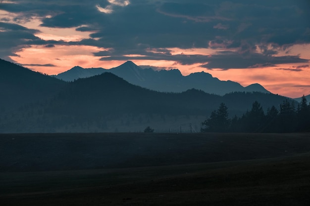 Sonnenuntergang im Dorf Belyashi am Fluss Dzhazator im Altai-Gebirge