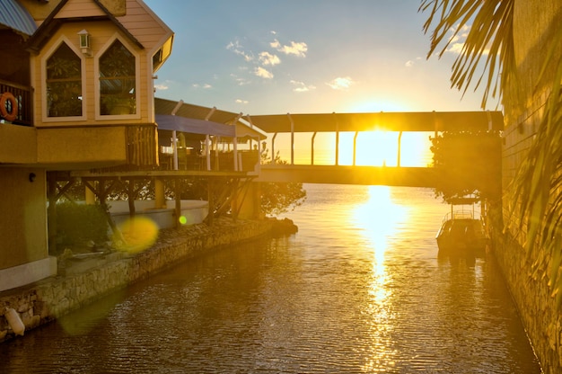 Sonnenuntergang im Einkaufszentrum in Cancun, Quintana Roo. Schöne Aussicht auf den Sonnenaufgang in der Karibik. Reflexion der Sonne in ruhigem Wasser