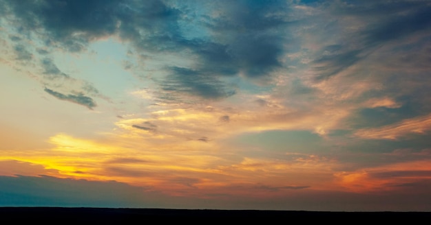 Sonnenuntergang im Feld Das Konzept des Weltraums