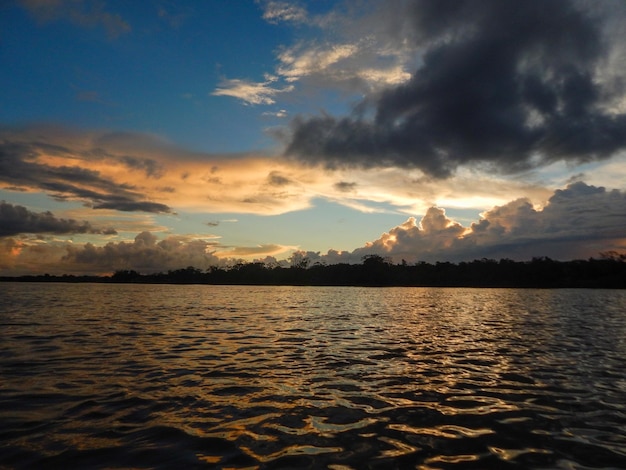 Sonnenuntergang im Fluss Kolumbien