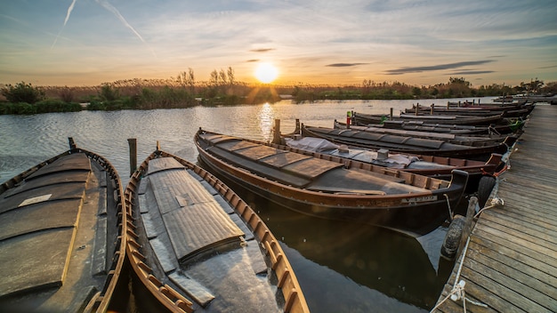 Sonnenuntergang im Hafen von Catarroja in Albufera von Valencia.