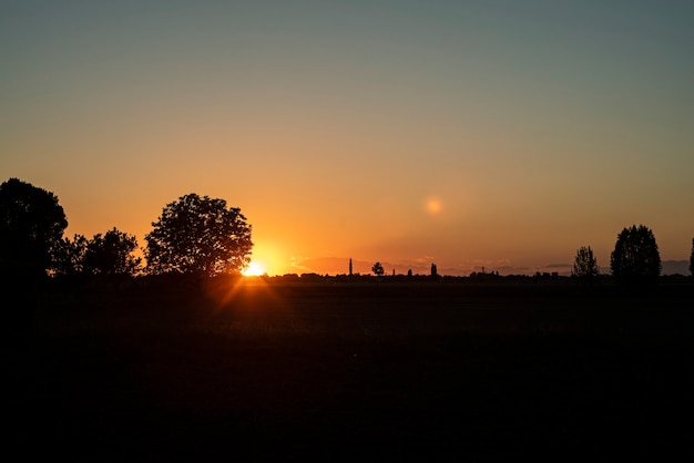 Sonnenuntergang im ländlichen Dorf im Frühling in Italien