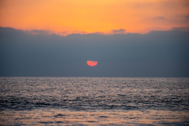 Sonnenuntergang im Meer mit schönen Wolken. Sonnenaufgang Ozean Meerblick.