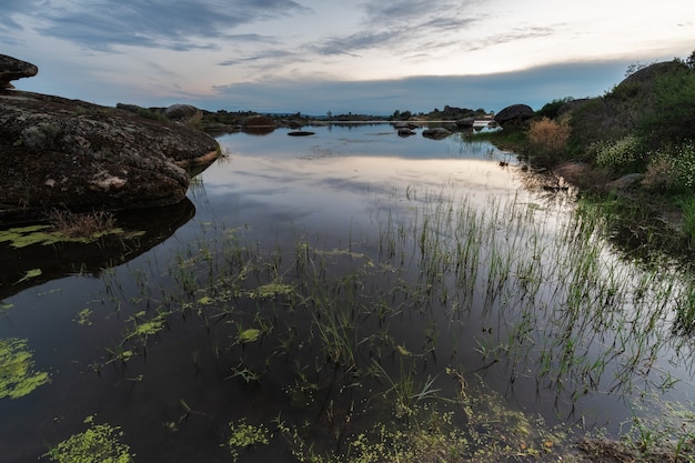 Sonnenuntergang im Naturgebiet der Barruecos. Extremadura. Spanien.