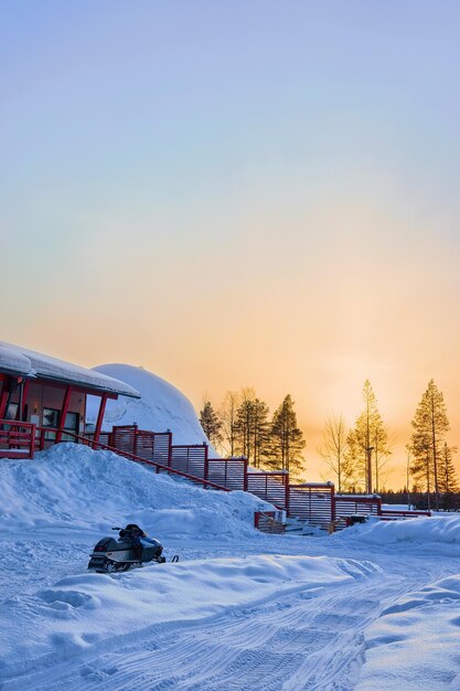 Sonnenuntergang im Santa Village in Lappland, Finnland, am Polarkreis im Winter.