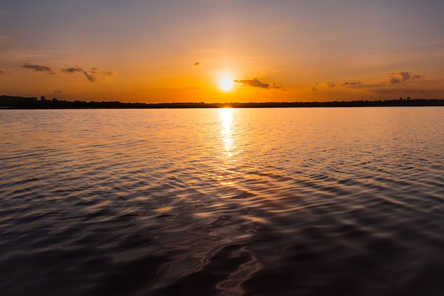 Sonnenuntergang im See. Schöner Sonnenuntergang hinter den Wolken über dem Übersee-Landschaft backg