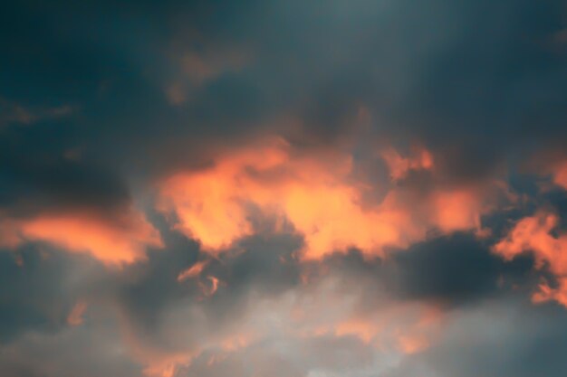 Sonnenuntergang im Sommer auf dem Land. Himmel mit Wolken.