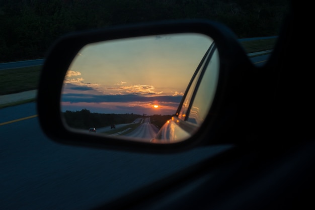Auto-rückspiegel mit naturreflexions-ai-generiertem bild