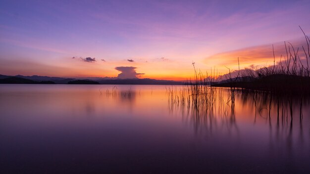 Sonnenuntergang in dem großen Teich, schönes Licht, Landschaft