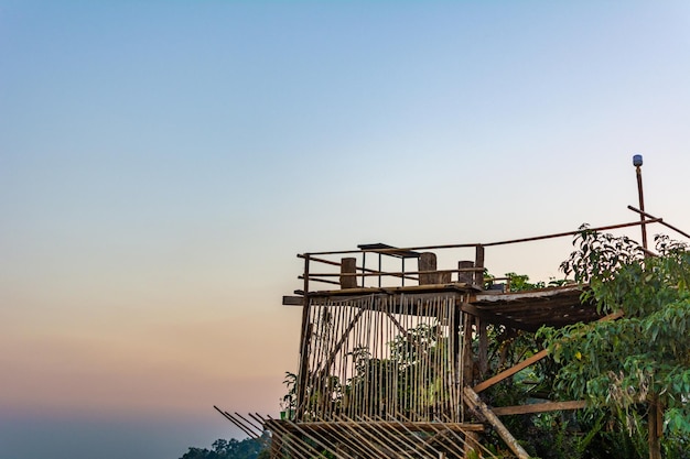 Sonnenuntergang in den Bergen im Norden Thailands