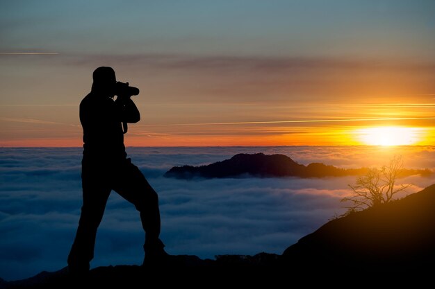 Sonnenuntergang in den Bergen in einem Nebelmeer