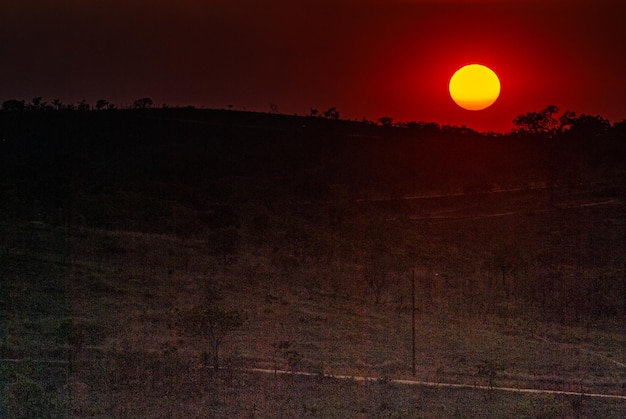 Foto sonnenuntergang in den bergstädten von minas gerais, brasilien