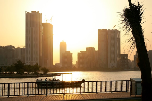 Sonnenuntergang in der arabischen Stadt. Sportboot in der Bucht.