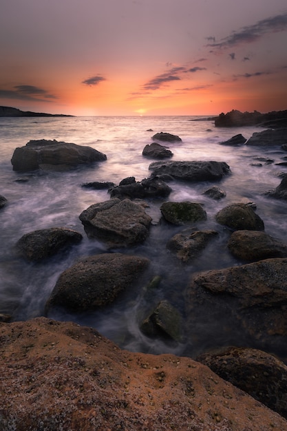 Sonnenuntergang in der baskischen Küste unter Jaizkibel-Berg in Hondarribia, Baskenland.