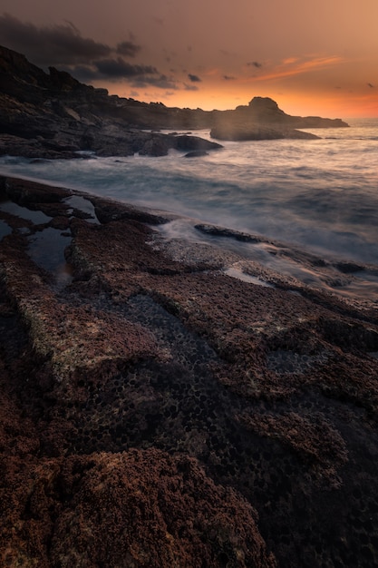 Sonnenuntergang in der baskischen Küste unter Jaizkibel-Berg in Hondarribia, Baskenland.