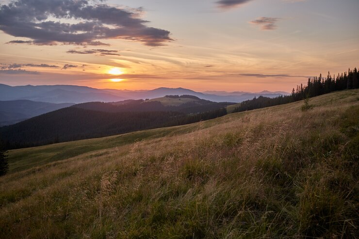 Foto sonnenuntergang in der berglandschaft. bedeckter himmel vor sturm. karpaten, ukraine, europa.