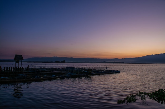 Sonnenuntergang in der Provinz Kwan Payao in Thailand