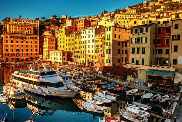 Sonnenuntergang in der Stadt Camogli Italien