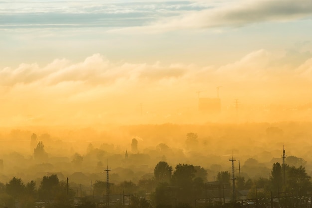 Sonnenuntergang in der Stadt mit Nebel