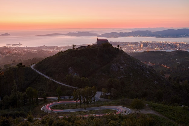 Sonnenuntergang in der Stadt Vigo, im Vordergrund Mount Alba, Galicien, Spanien.