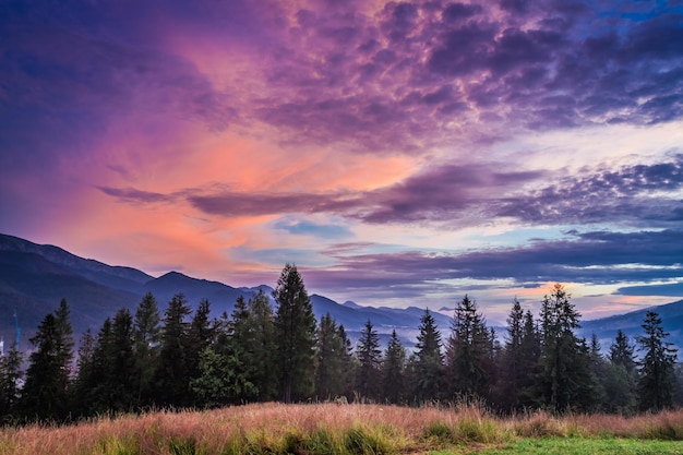 Sonnenuntergang in der Tatra mit Blick auf die Berge von Zakopane