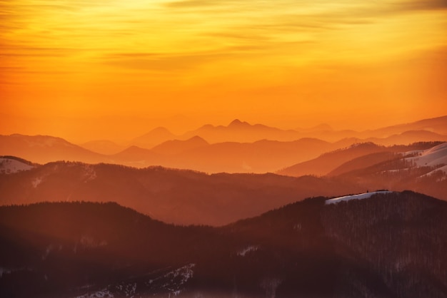 Sonnenuntergang in dramatischen Winterbergen