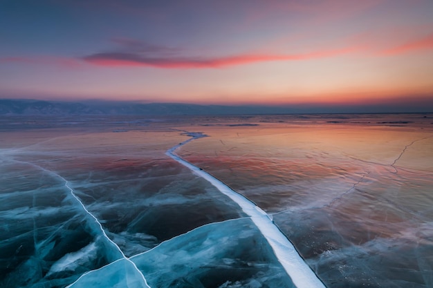 Sonnenuntergang in einer Eishöhle am Baikalsee im Winter