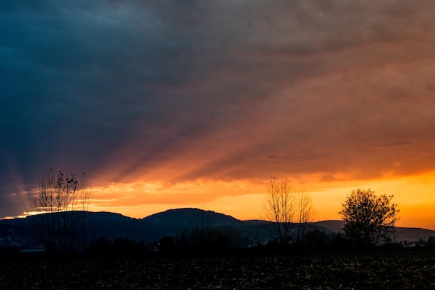 Sonnenuntergang in ländlicher Landschaft in Feldern und auf dem Land