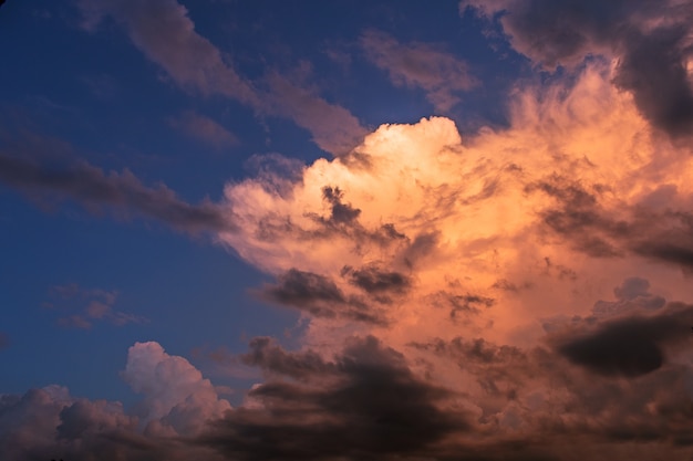 Sonnenuntergang in Lichtern und Schatten