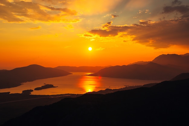 Sonnenuntergang in Montenegro über den Bergen und dem Meer