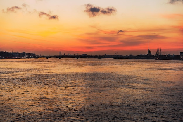 Sonnenuntergang in Sankt Petersburg. Blick auf die Newa und die Burg Peter und Paul. Foto in hoher Qualität