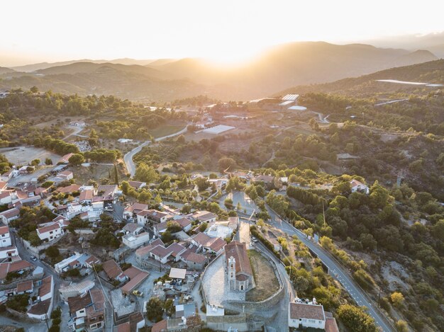 Sonnenuntergang Luftaufnahme des alten Bergdorfes Zypern Agios Amvrosios, Zypern 2020