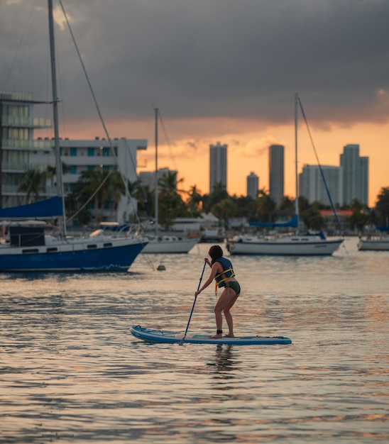 sonnenuntergang meer marina kajak frau himmel miami florida