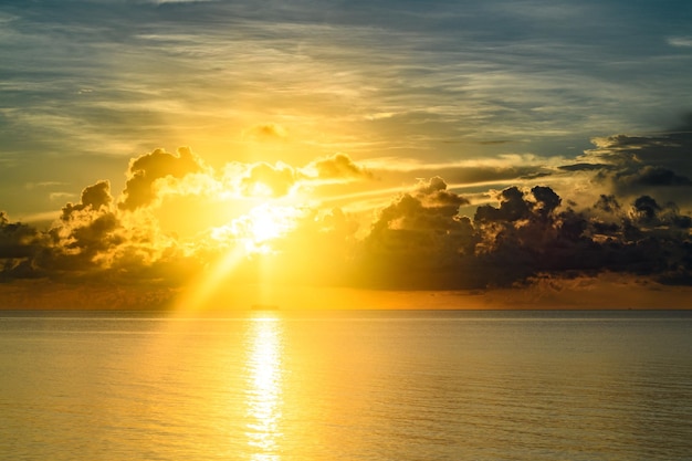 Sonnenuntergang Meereslandschaft Bunter Strand Sonnenaufgang mit ruhigen Wellen Natur Meer Himmel Tropischer Strand Meereslandschaft Horizont Sonnenaufgang mit Wolken in verschiedenen Farben gegen den blauen Himmel und das Meer