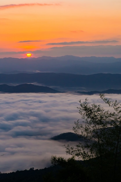 Sonnenuntergang mit Blick auf Berge mit Nebel