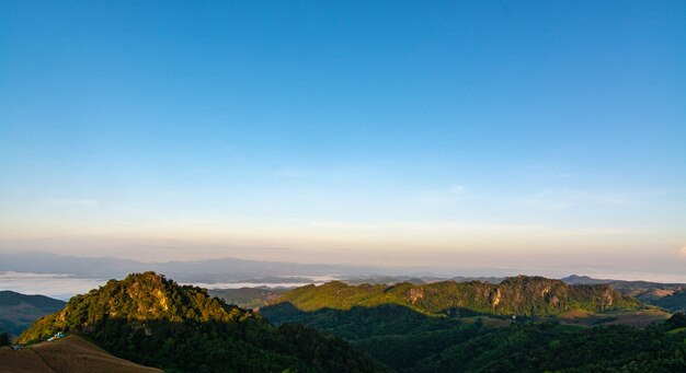 Sonnenuntergang mit Blick auf Berge mit Nebel