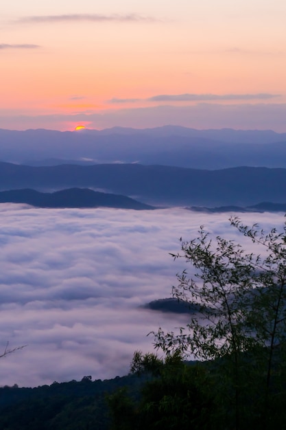 Sonnenuntergang mit Blick auf Berge mit Nebel