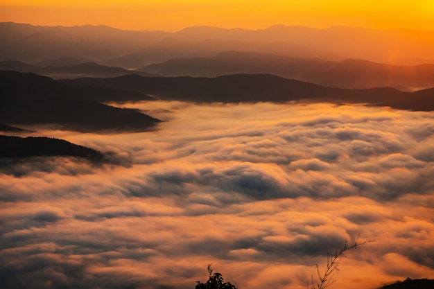 Sonnenuntergang mit Blick auf Berge mit Nebel