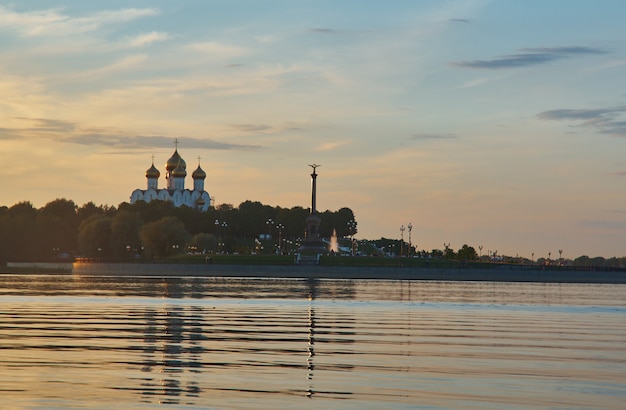 Sonnenuntergang mit Blick zwischen Kotorosl-Fluss, Strelka in der Stadt Jaroslawl. Goldener Ring Russlands