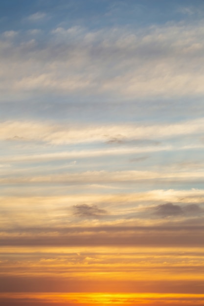 Sonnenuntergang mit buntem drastischem Himmel in der Landschaft