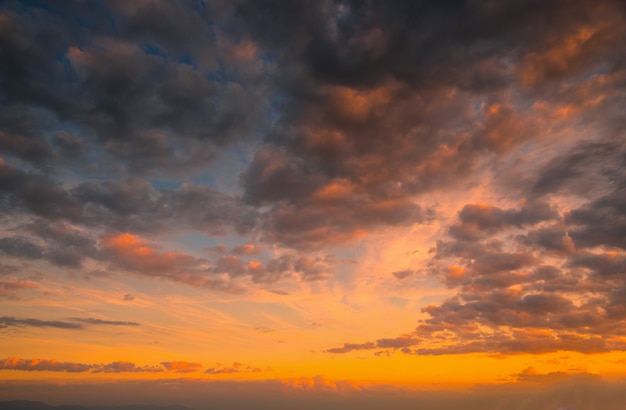 Sonnenuntergang mit drastischem Himmelhintergrund.