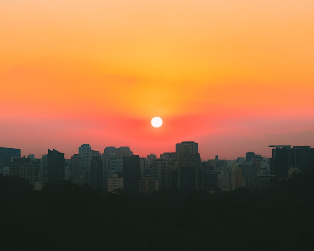 sonnenuntergang mit einer skyline in brasilien