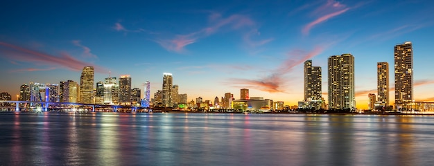 Sonnenuntergang mit Geschäfts- und Wohngebäuden, Miami, Panoramablick