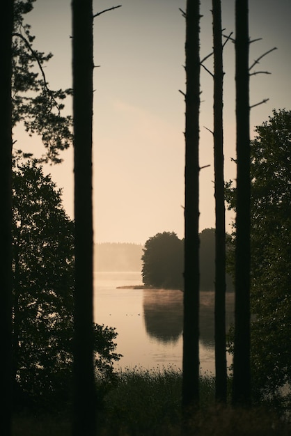 Sonnenuntergang mit Nebel auf dem kaschubischen See Dörfer in Polen Outdoor-Abenteuer im Sommer